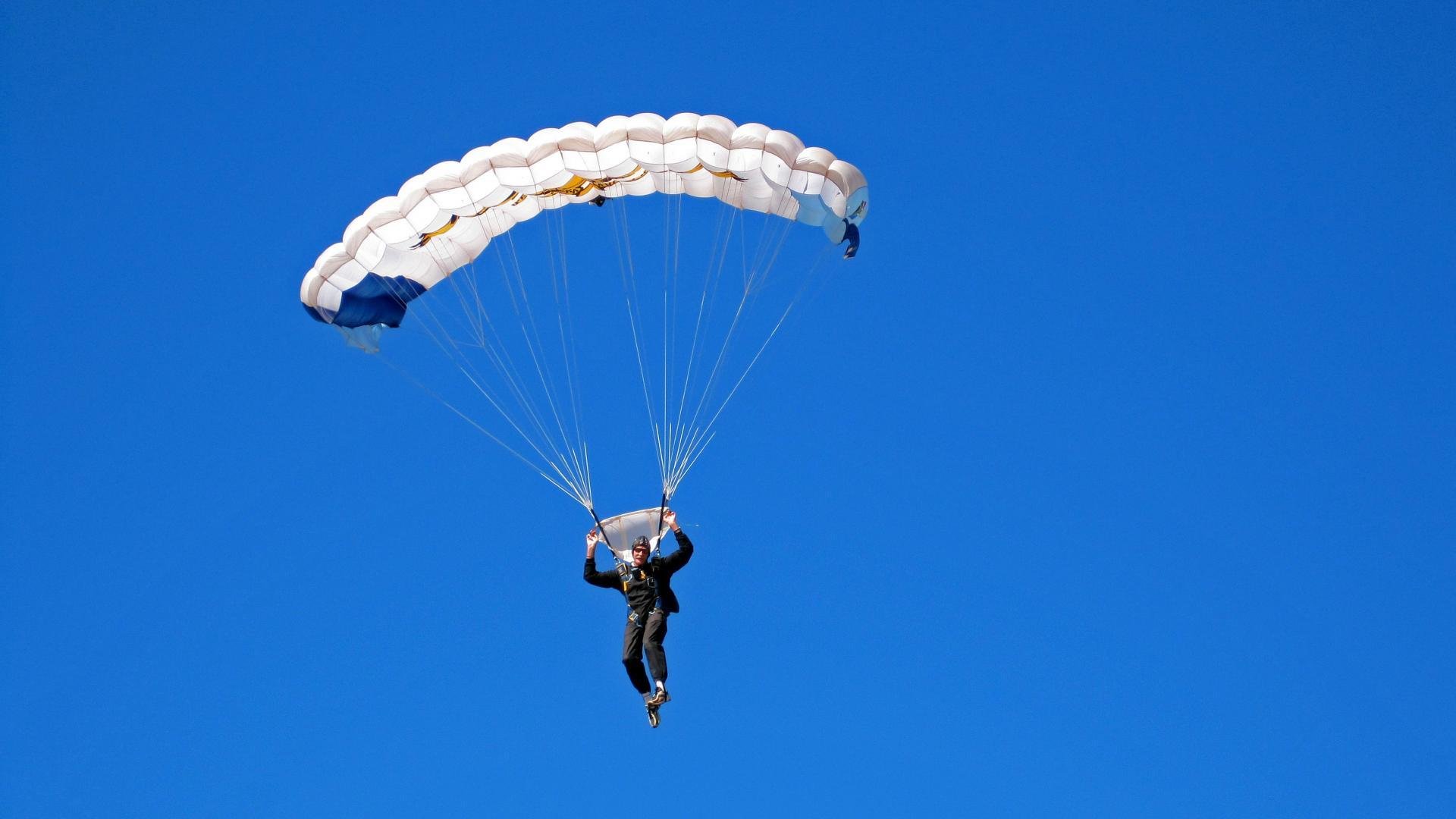 出发滑行段速度控制成优势,发生滑行时轮轨间